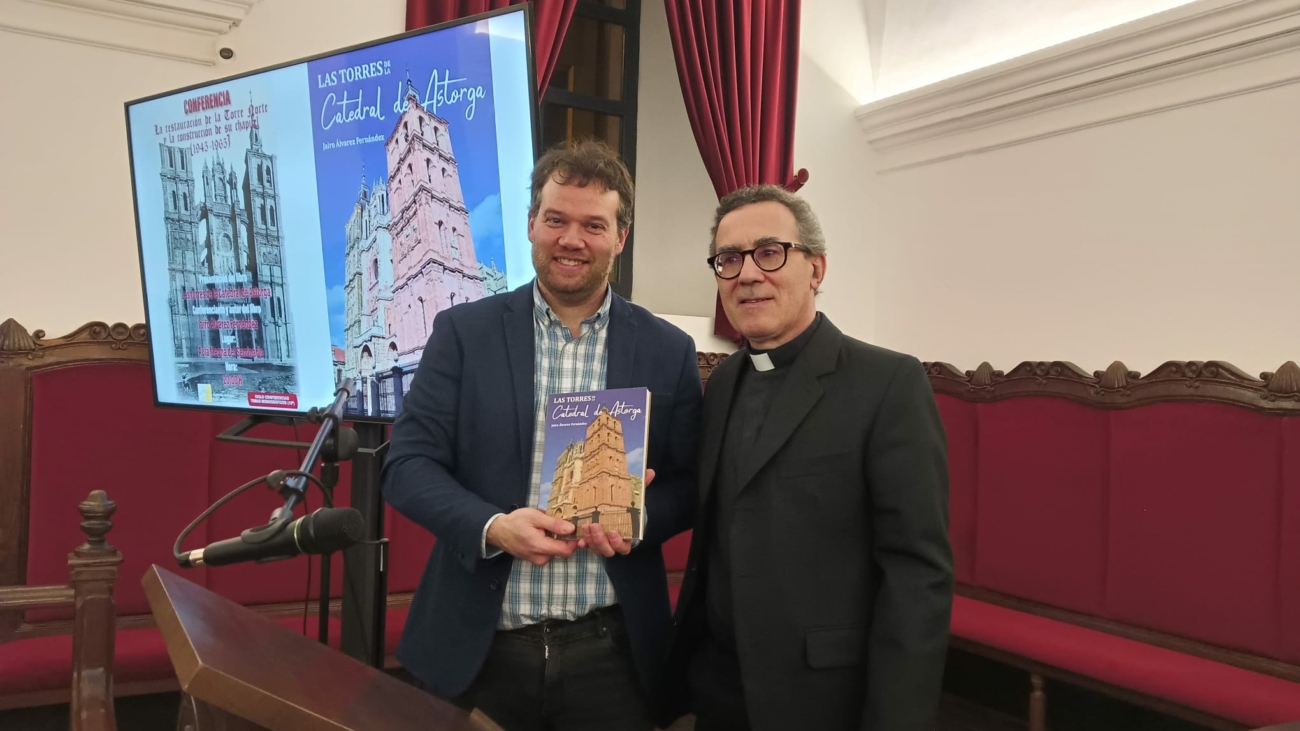 Jairo Álvarez autor del libro junto a Don Javier Gay, dean de la Catedral
