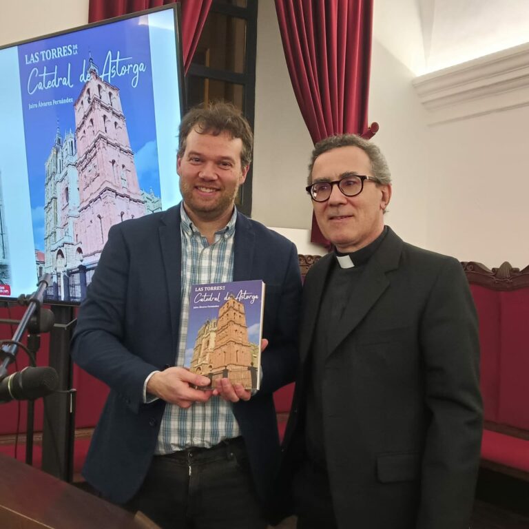 Jairo Álvarez autor del libro junto a Don Javier Gay, dean de la Catedral